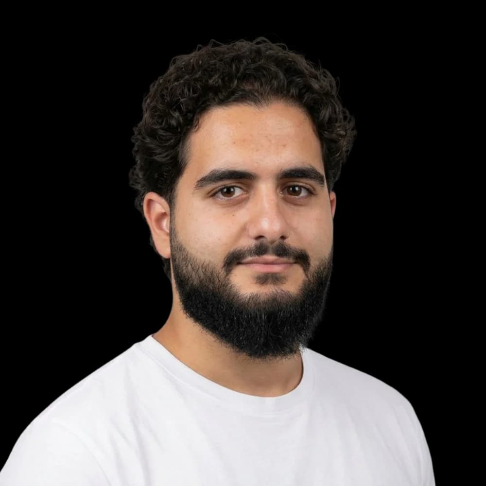 Abdallah, der står bag Dantitet, i hvid T-shirt.